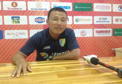 Cầu thủ U15 Hà Nội bị HLV đối phương dọa