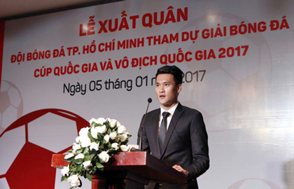 Công Vinh dốc hầu bao,