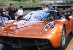 Minh Nhựa điều khiển siêu xe Huayra 80 tỷ lên xe chuyên dụng