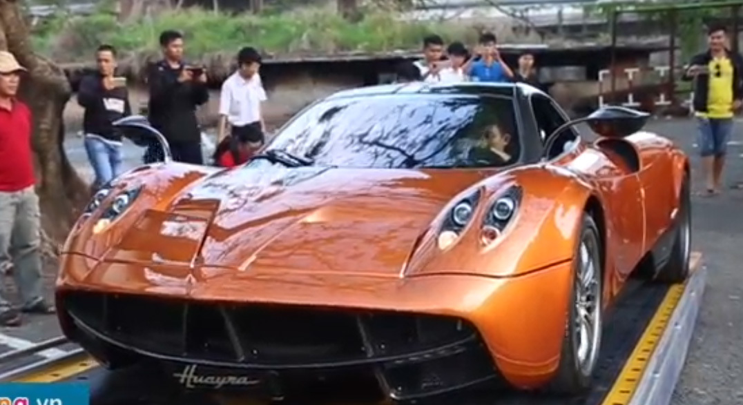 Minh Nhựa điều khiển siêu xe Huayra 80 tỷ lên xe chuyên dụng