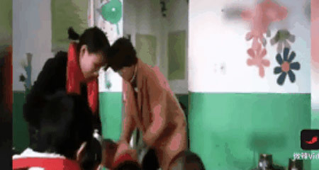 Giáo viên thản nhiên đánh học sinh câm điếc để dạy dỗ gây phẫn nộ