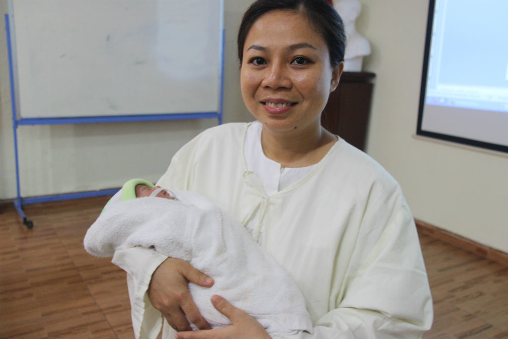 Vỡ òa niềm vui ngày bé gái nặng 850 gr mắc bệnh tim xuất viện