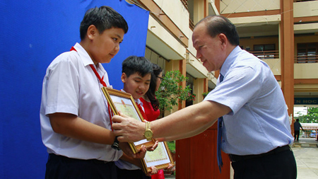 Bộ GD-ĐT tặng bằng khen cho hai học sinh bắt trộm