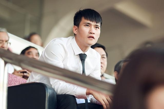 Công Vinh dốc hầu bao,