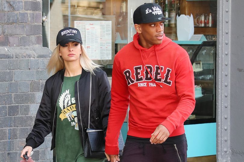 Martial dắt bồ yêu đi ăn mừng chiến thắng MU