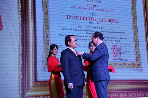 Bidrico nhận Huân chương Lao động hạng Ba