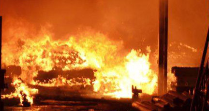 Hà Nội: Gara ô tô cháy ngùn ngụt kèm nổ lớn cạnh chùa Ngòi