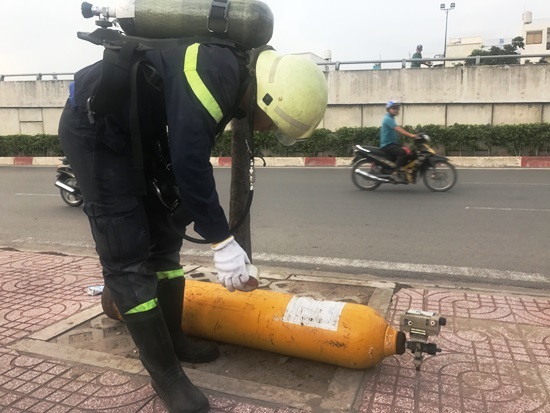 'Vật thể lạ' nghi chứa chất lỏng cực độc vứt bên đại lộ ở Sài Gòn