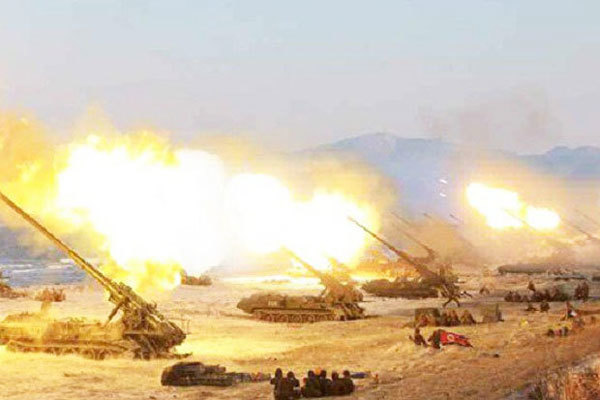 Xem Triều Tiên tập trận bắn đạn thật lớn chưa từng có