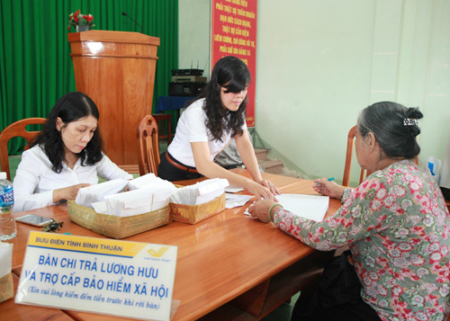 Trả lương hưu qua Bưu điện: Lợi đơn, lợi kép