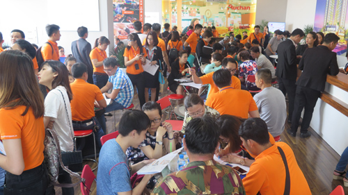 Summer Square chật khách ngày cuối tuần