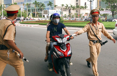 Không cấm dùng điện thoại quay cảnh sát giao thông xử phạt - VietNamNet
