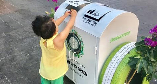 Độc, lạ thùng rác thông minh dọc phố đi bộ Nguyễn Huệ