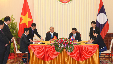 Thủ tướng hội đàm với Thủ tướng Lào