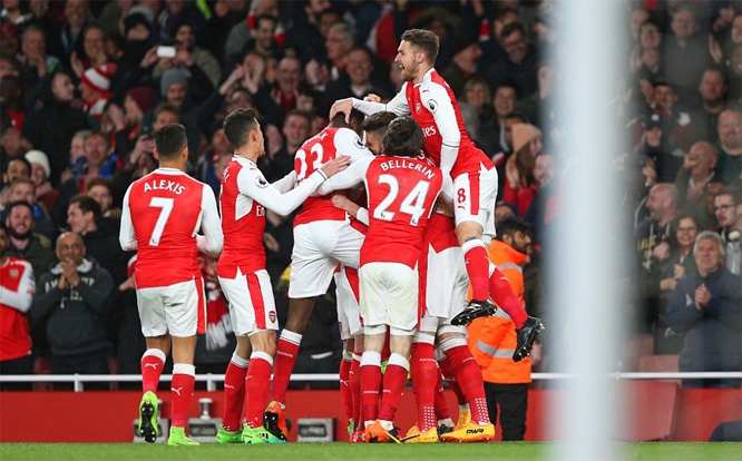 Arsenal thắng may phút chót trước Leicester