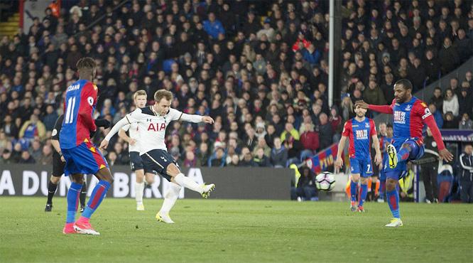 Eriksen lập siêu phẩm, Tottenham bám riết Chelsea