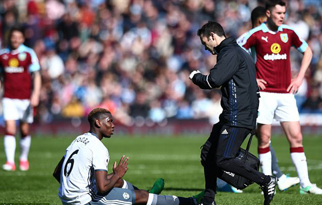 Pogba lỡ hẹn derby Manchester, Mourinho vẫn lên gân