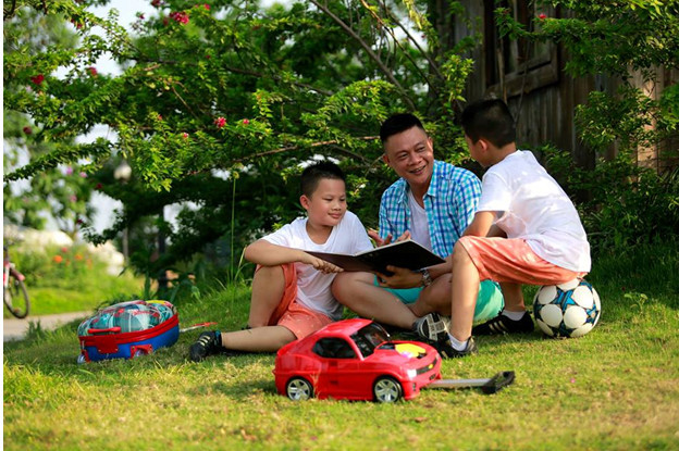 BTV Quang Minh đưa các con đi chơi ngoại thành Hà Nội