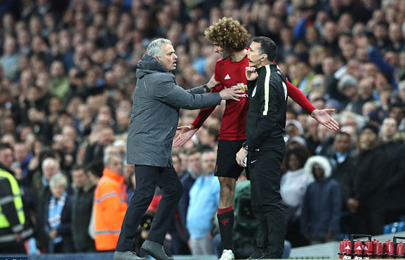 Mourinho nổi cáu với Fellaini sau cú 