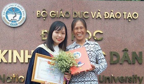 Bức ảnh hạnh phúc của người mẹ nông dân trong ngày con gái tốt nghiệp