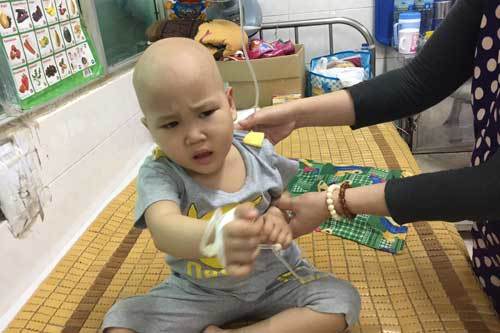 Mẹ nghèo đau xót nhìn con sống mỏi mòn với bệnh ung thư