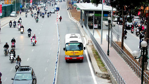 Hà Nội thí điểm cho buýt thường đi vào làn BRT