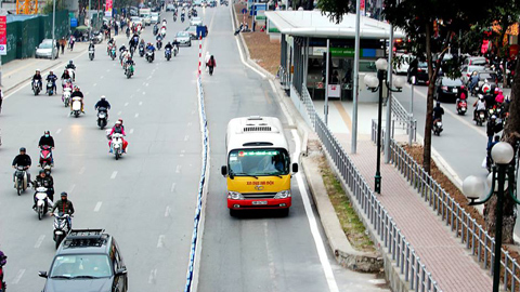 Hà Nội thí điểm cho buýt thường đi vào làn BRT