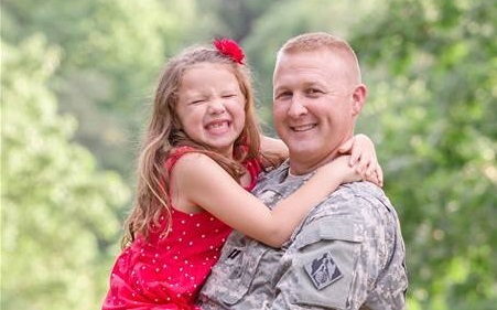 Video xúc động người quân nhân gặp lại con gái sau 7 tháng xa cách