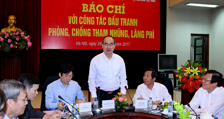 Cần 'vành đai bảo vệ' báo chí chống tham nhũng