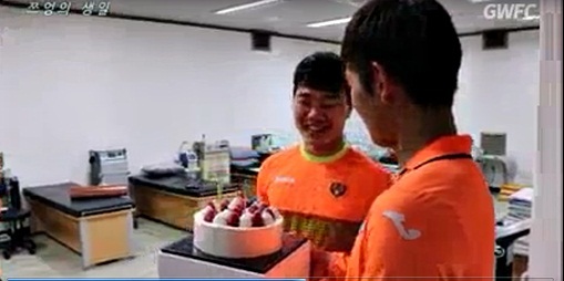 Xuân Trường nhận quà sinh nhật bất ngờ ở Gangwon