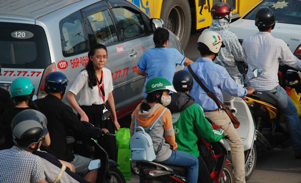 Đường vào sân bay Tân Sơn Nhất kẹt cứng, hành khách vác vali chạy bộ
