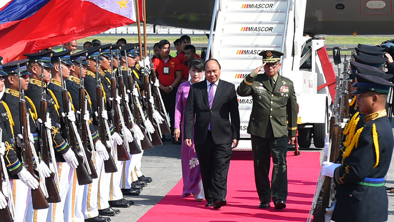 Thủ tướng đến Manila tham dự hội nghị cấp cao ASEAN