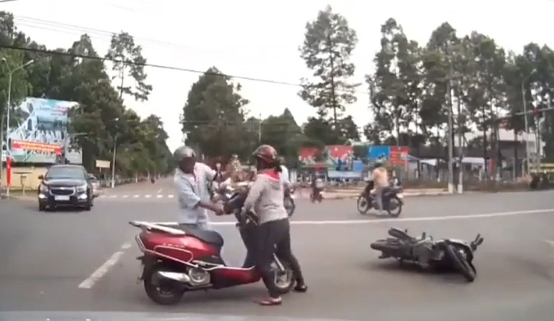 Sau va chạm, hành động của người phụ nữ khiến tất cả sửng sốt