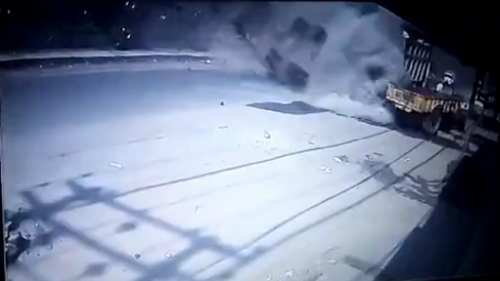 Thoát chết trong gang tấc khi xe tải bất ngờ rơi xuống đầu