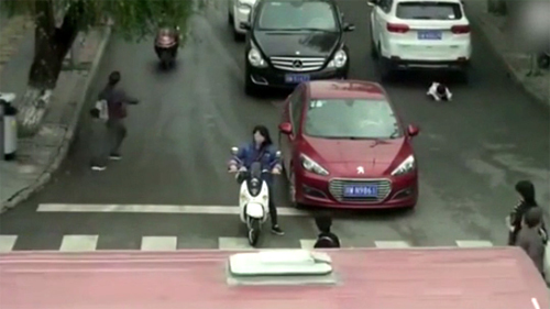 Bé gái thoát chết hy hữu khi bị 2 ô tô chạy qua