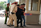Hà Nội: Nam thanh niên bị còng tay ở bốt CSGT