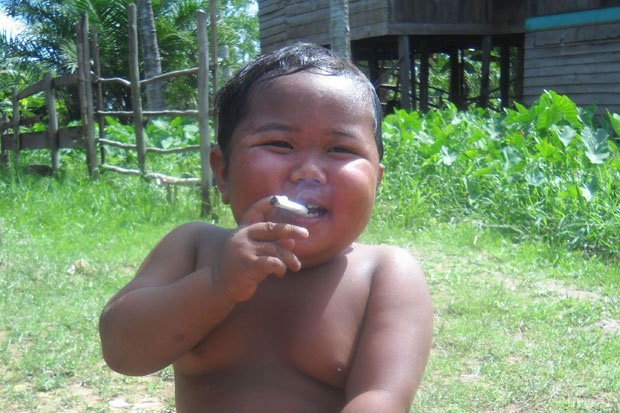 Bé 2 tuổi nổi tiếng thế giới vì nghiện thuốc là giờ thế nào?