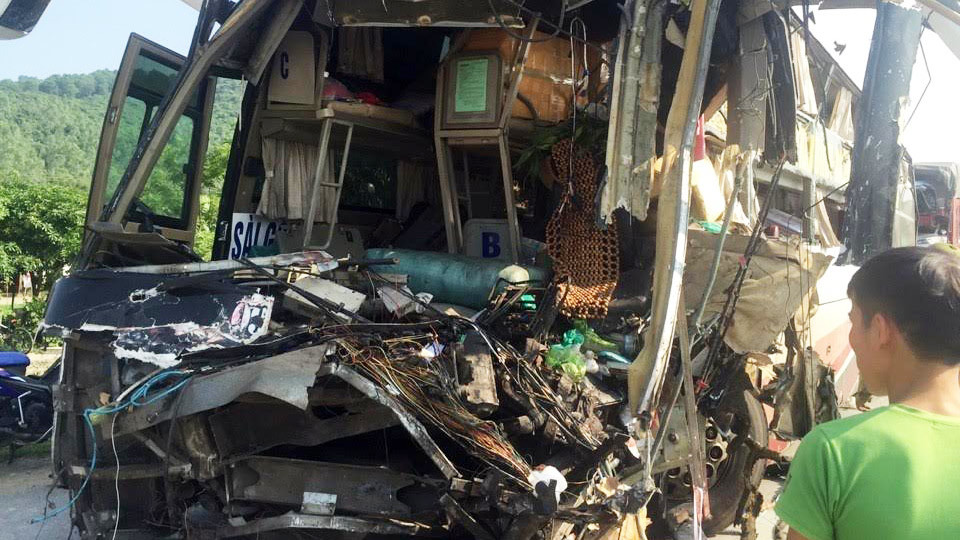 Lấn làn ngược chiều, xe khách đấu đầu container bẹp dúm