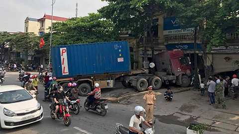 Container nổ lốp lao vào nhà dân, cửa ngõ Thủ đô tê liệt
