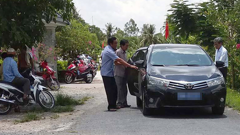 Xôn xao xe biển xanh đi dự lễ khánh thành phủ đường