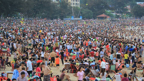 Đổ xô ra biển, chen nhau từng mét để tắm