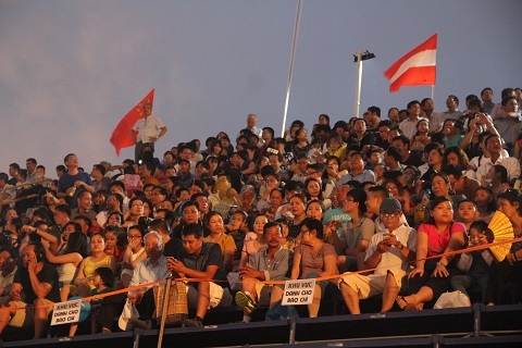 Đà Nẵng: Hơn 2 vạn người đổ về bờ sông Hàn xem pháo hoa