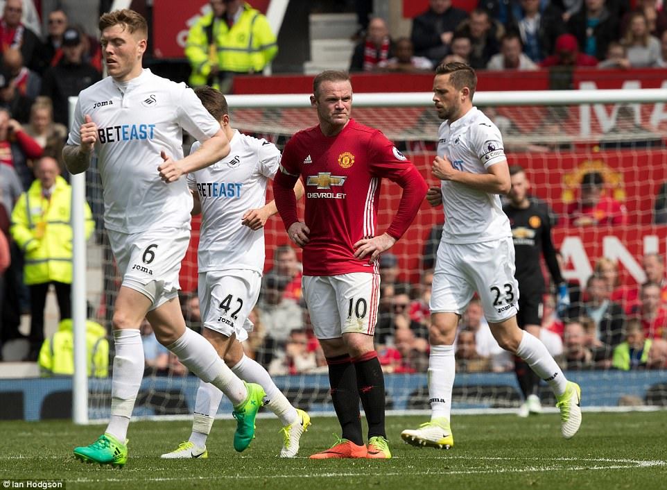 MU lạc nhịp, đánh rơi chiến thắng trước Swansea