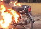 Bị CSGT phạt, nam thanh niên châm lửa đốt xe máy