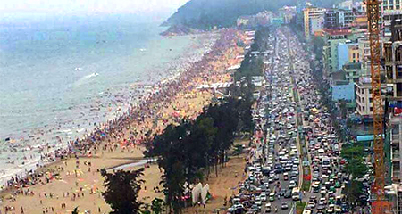 Biển Sầm Sơn đông đặc, khách Hà Nội quay xe bỏ về