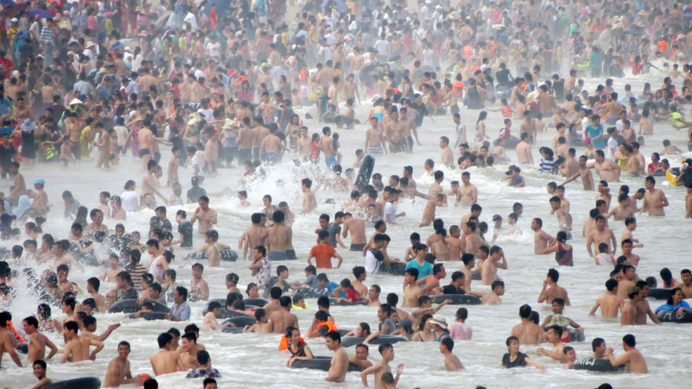 Cô gái có hình xăm lạ mắt giữa biển người Sầm Sơn