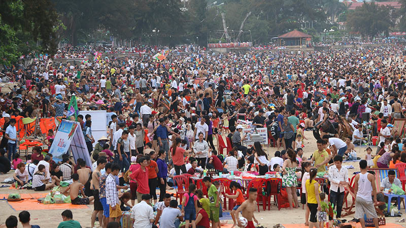 Đồ Sơn 'vỡ trận', đông nghẹt thở