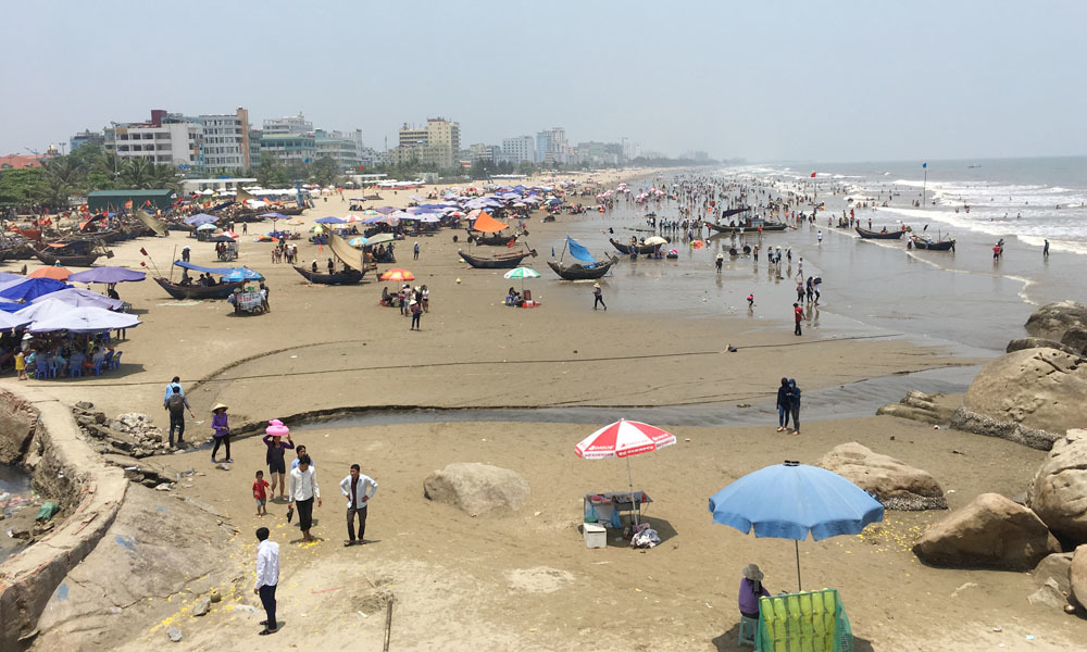 Sầm Sơn: Du khách vô tư tắm bên khe nước thải đen