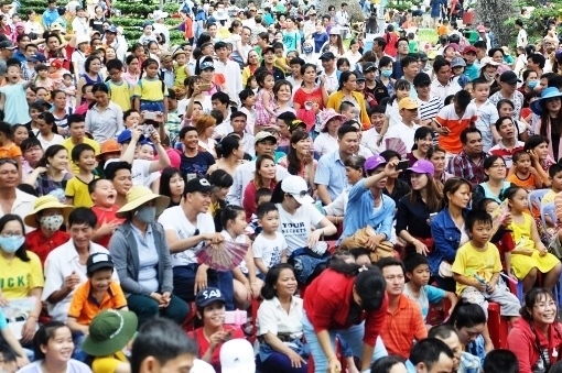 Nghỉ lễ 30/4: Hành xác ở công viên, phơi người giữa nắng nóng