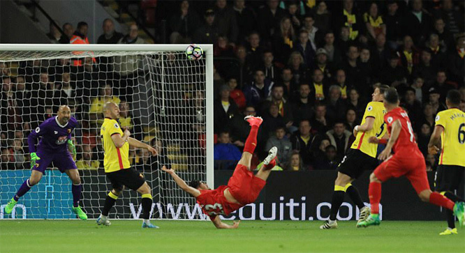 Emre Can ghi siêu phẩm, Liverpool cho MU